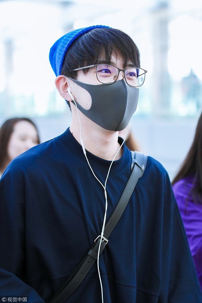 “鲜肉网红”费启鸣抱玩偶听曲一脸呆萌 安检遭“搜身”不影响心