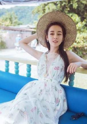 印出“三角区”，迪丽热巴穿镂空裙