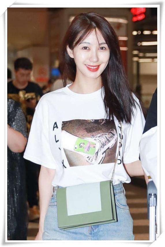 李菲儿的超短裙已经够短了, 还在前面开个叉, 网友: 显腿长呗!