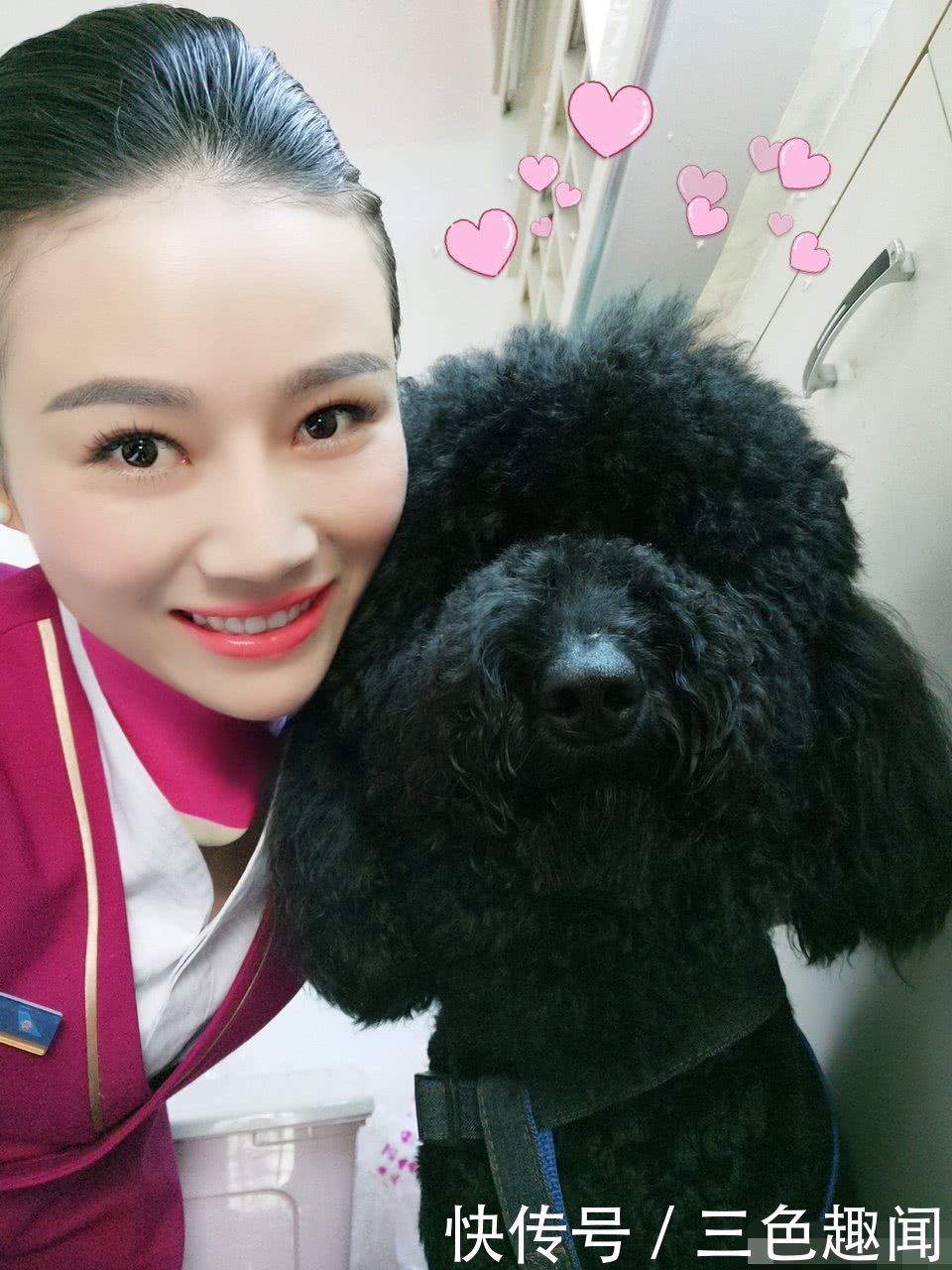 空姐为何穿裙子一定要配“袜子”，其中的真相，让人心疼