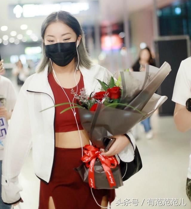 创造101王菊的裙子都这么短了，还要两边剪开叉，网友:太紧了呗