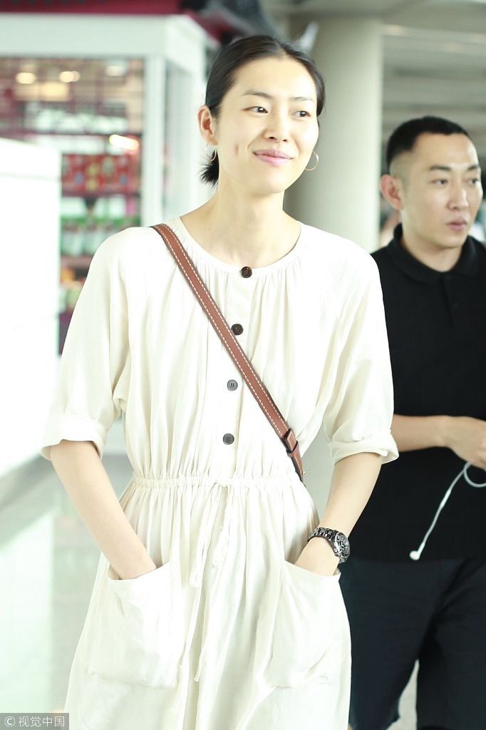 刘雯清爽短发配白色长裙女大学生既视感  对镜嘟嘴卖萌俏皮又可爱