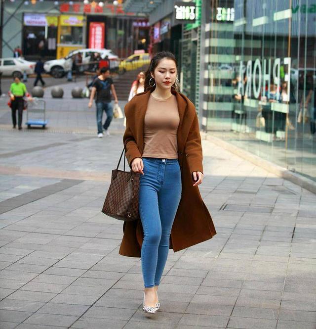 街拍：简单大气的纯色系穿搭，小姐姐个个如轻风拂面！