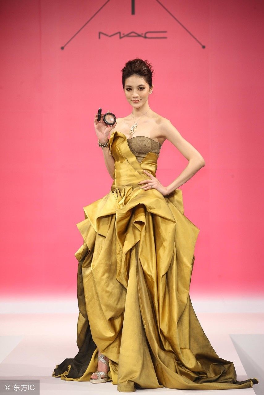 吴亚馨:这一身礼服，绝对的女神范儿