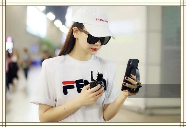 戚薇闪现机场，T恤配运动裤超休闲，但网友注意力全在她手机壳上