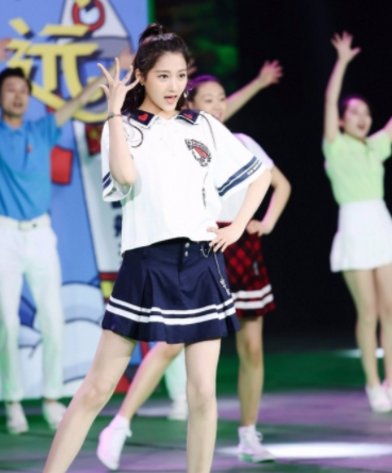 关晓彤张子枫张雪迎三小花旦同台斗艳，一人平底鞋两人高跟鞋