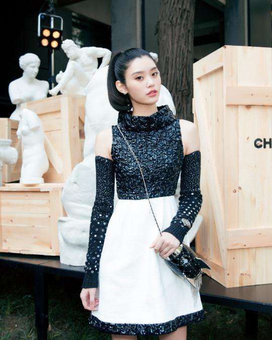 奚梦瑶这衣服缩水的太严重了吧, 确定不是偷穿小学生的衣服?