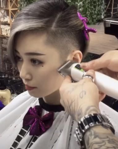 美女小姐姐去理发店剃了个超短发，嘴角一笑简直酷毙了