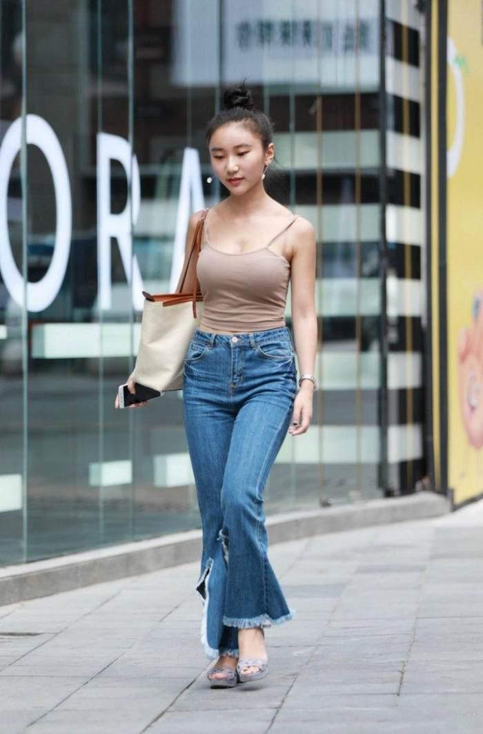 街拍:性感小美女身材真好, 怎样穿都能把曼妙身材曲线完美展现!