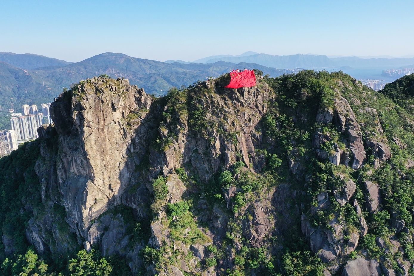  [狮子山]燃！香港青年登狮子山，挂15米宽超大国旗