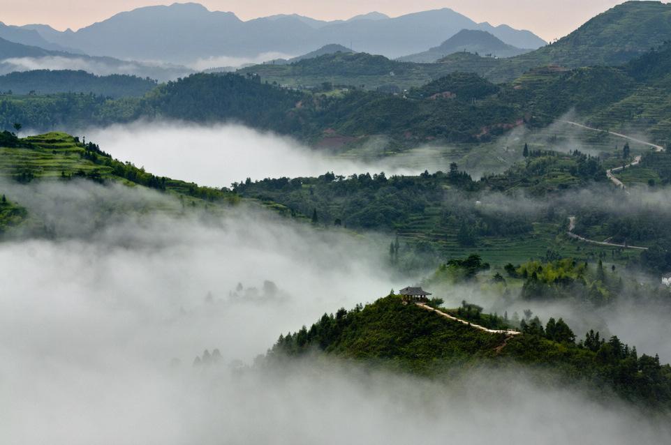 这是王维最精彩的唐诗之一，20字写出山中美景，题目更是通俗易懂