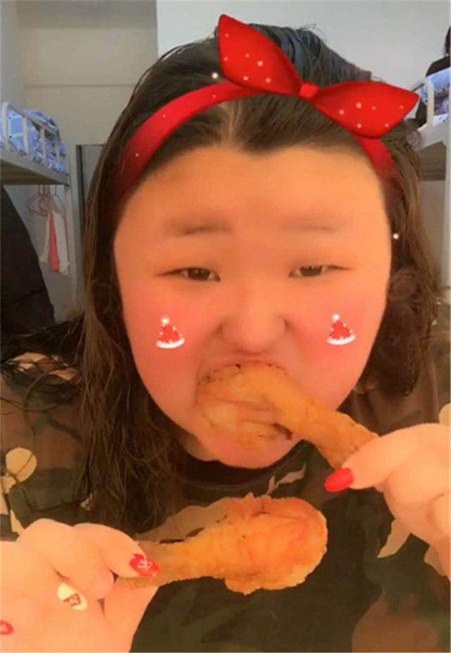 19岁女孩三百多斤，每天直播吃肉，从不为自己的胖感到内心自卑