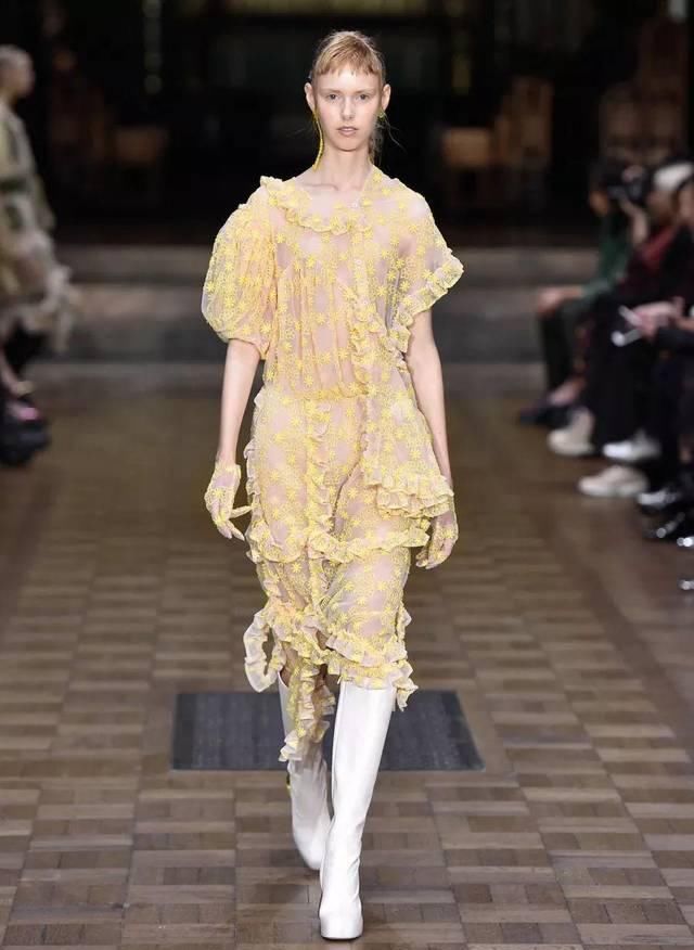  『穿着』只要穿着Simone Rocha，就可以一直做少女哦
