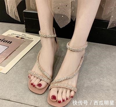 「大方」夏季凉鞋的时尚单品!既有淑女、大方、优雅,给你时尚潮流范