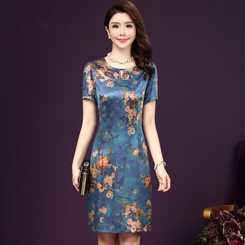 身材丰满的女人，建议穿这种收腰连衣裙，比旗袍洋气，女人味满满