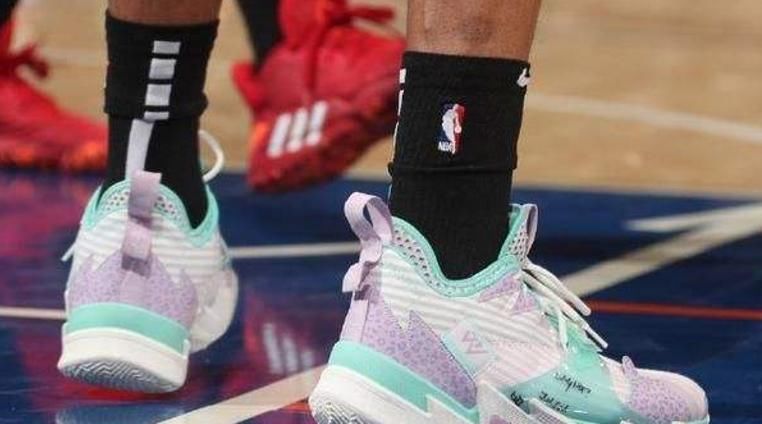  『骚气』NikeKyrie4正式发售，“骚气”的鸳鸯配色，你爱了吗？