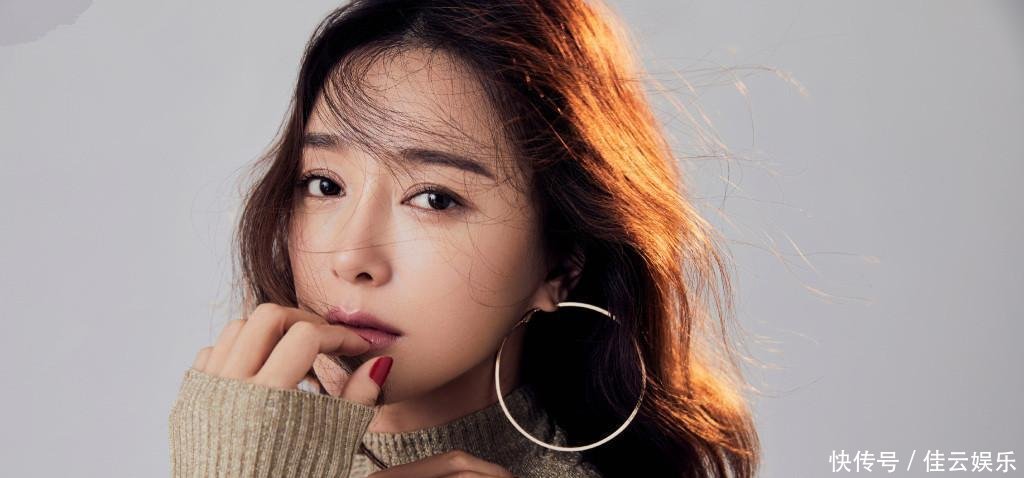 被秦岚的气质给惊艳到了! 穿白色西装很干练, 网友: 够时髦