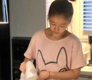 林心如晒素颜做蛋糕照片，皮肤吹弹可破，力破脸垮谣言