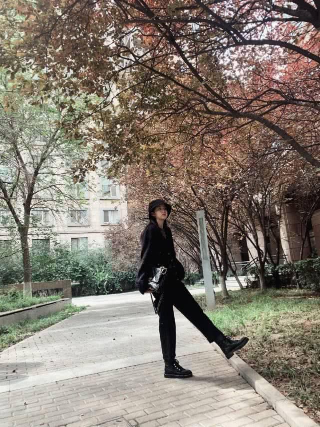  『充满』“香奈儿19手袋”，经典的包包男女皆宜，Chanel的魅力无人可挡