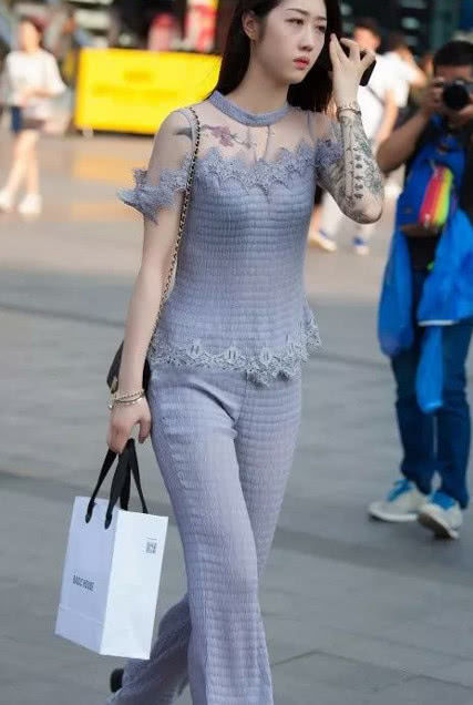 街拍：小姐姐一字肩风情万种，“筷子腿”360度无死角
