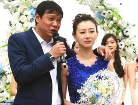 范志毅20岁漂亮女儿近照 身材纤细长腿抢镜