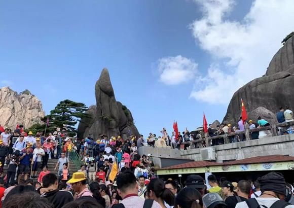 十一画像:我太难了,“卡”在景区山腰,上下山排队各3小时