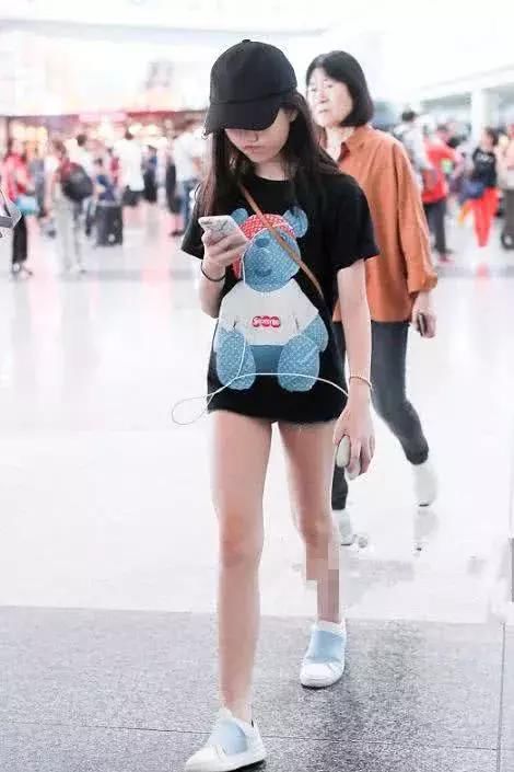 李嫣时尚感丝毫不输王菲!12岁就玩裤子失踪,而且一点不尴尬!