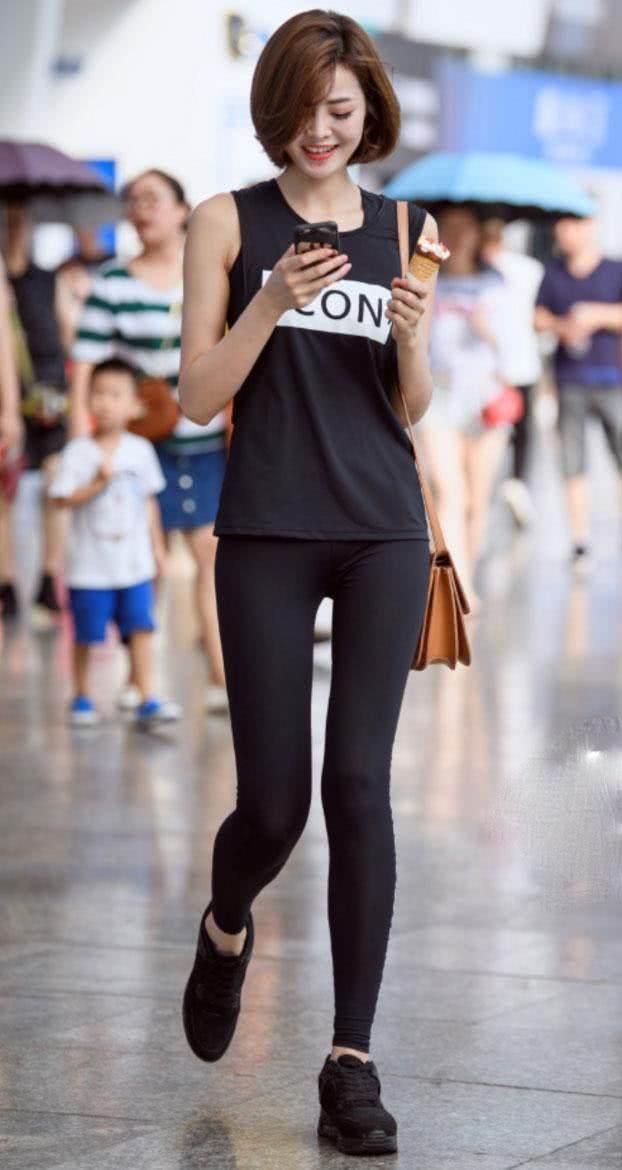 女人腿粗屁股大不可怕，穿上紧身裤显瘦又有女人味