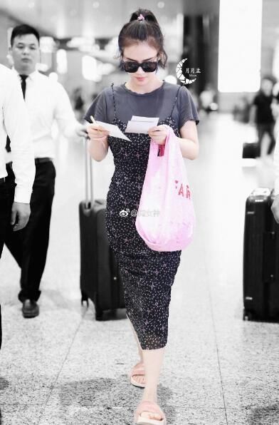 马思纯性感衣着大秀事业线，这身紧身裙从侧面看太撩人了