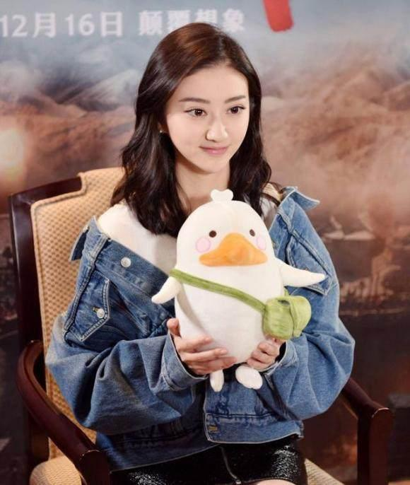 看看杨幂的皮短裙，再看看景甜，网友：谁有气质一眼就看出来！