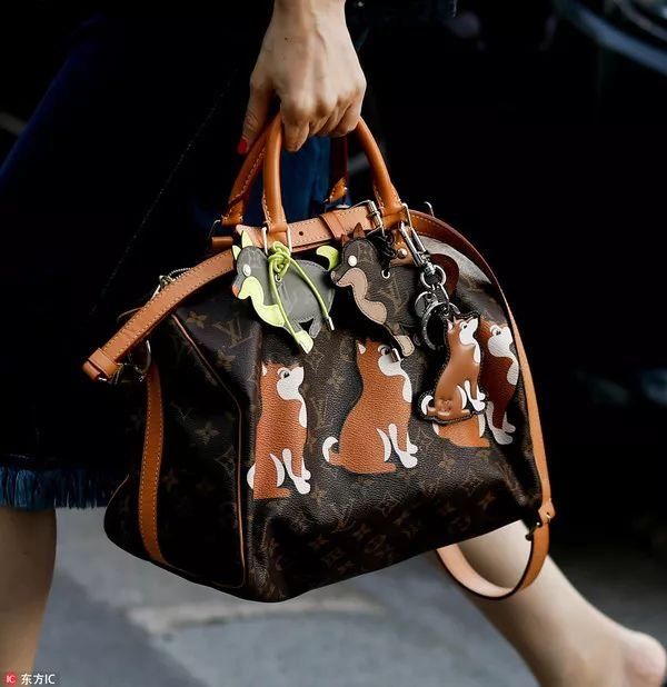 带喵星人出门还是汪星人呢?今年最流行的包包是它们!