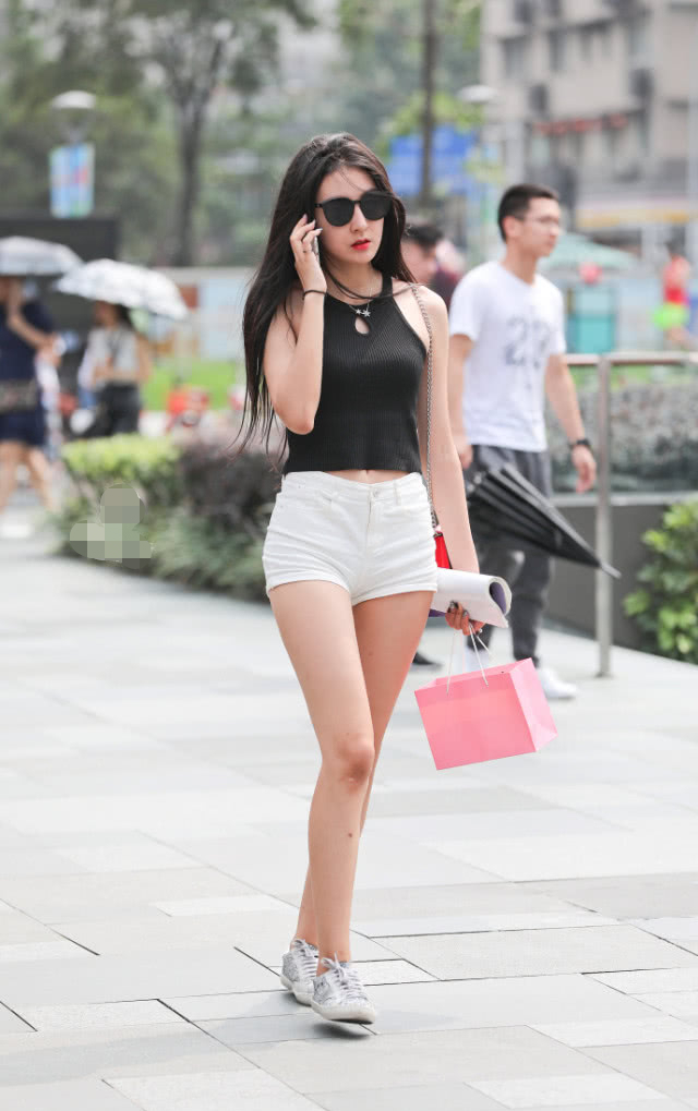 时尚熟女紧身衣裹出丰腴线条,网友:腿上淤青明显