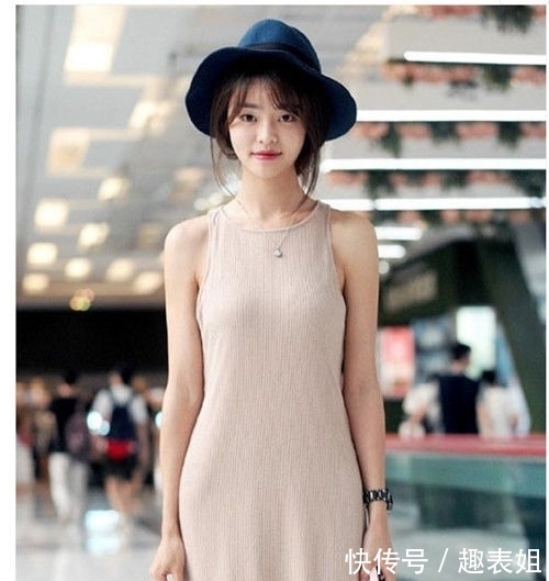 『前卫』街拍:修眉联娟的小美女,身穿红色的连衣裙,时尚前卫有活力