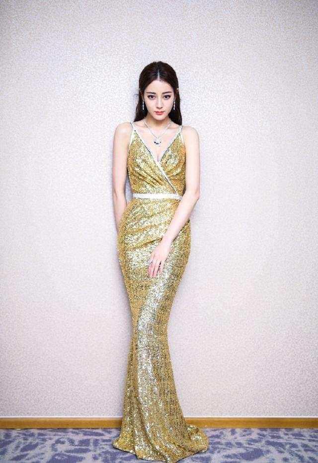 当迪丽热巴和韩雪同穿印花旗袍 谁的身材更妖娆？