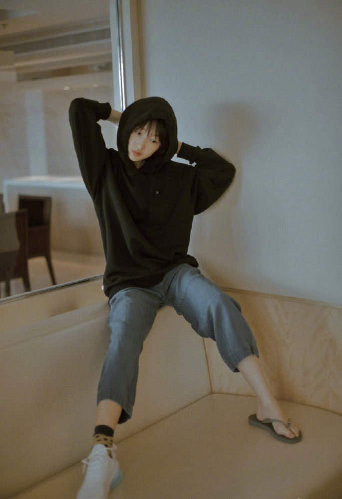 周冬雨身穿一袭红色连衣裙,尽显女神气质,网友:发型才是亮点