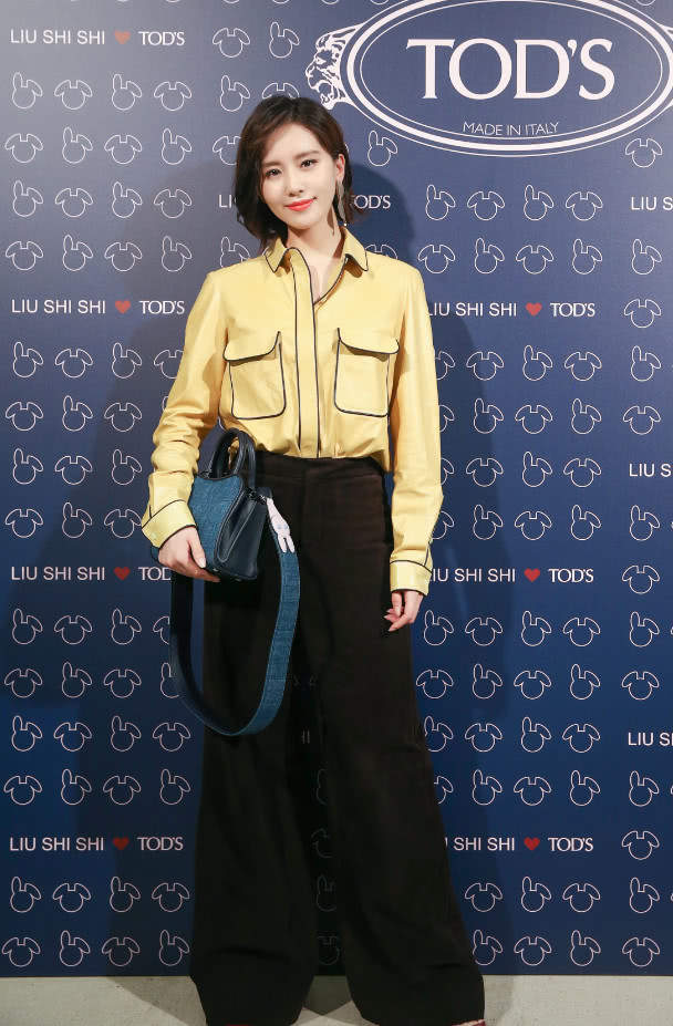 刘诗诗脚穿塑料袋，包包被“压扁”了还在背，微卷发型真女神！