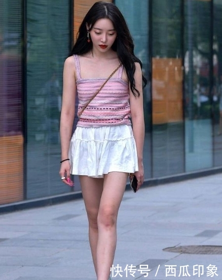 身穿■秀发靓丽的小姐姐身穿花色艳丽连衣短裙尽显迷人风采