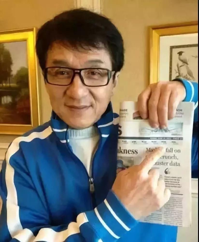 黑白照被谣传去世，吴京只回了两个字，网友:成龙都被去世三次了