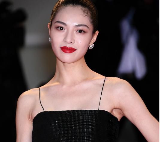 钟楚曦红毯上黑裙照很漂亮，冷艳打扮成为亮点，气质优雅无与伦比