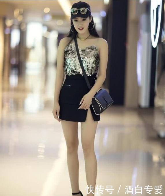 『 看起来』搭配黑色短裤，看起来十分有气质，街拍：图3美女穿亮片吊带背心
