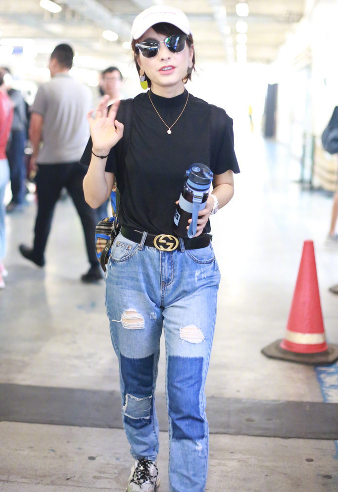 吴昕为显腿长把中腰裤拉成高腰裤，这明显的三角区真是辣眼睛