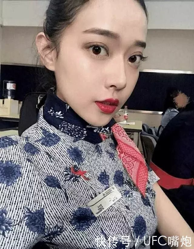 街拍美女：朝气蓬勃的空姐，与你零距离接触