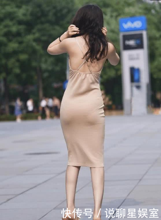  「成熟女性」贵妇的这件裙子，V领露背设计，如果在膝盖上就更有魅力了！