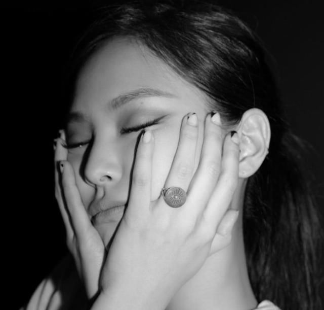  显得■春日时髦显白靠它全搞定！Jennie、裴珠泫已经安排了，那你呢？
