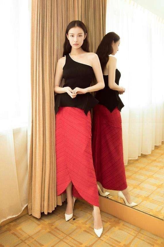 神难穿的红配绿，竟让倪妮穿的蜜汁好看，这套西装让人大开眼界!