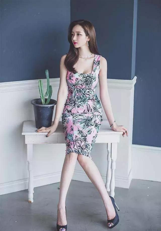 拥有优美曲线身材的漂亮女性, 不试试包身裙展现风采太可惜