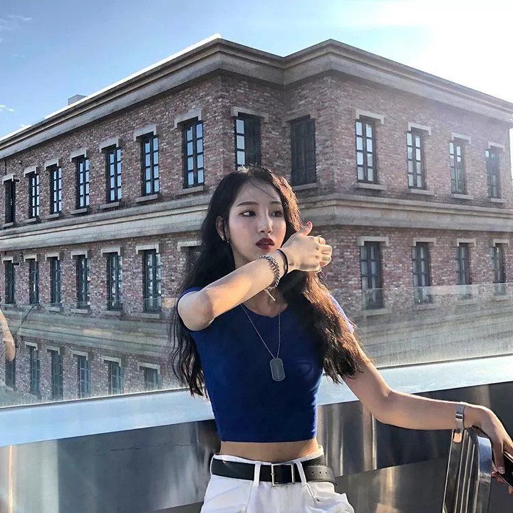 技巧丨性感就在这5cm，这位韩妞的腰瘦美学穿搭，教你把腰穿出来