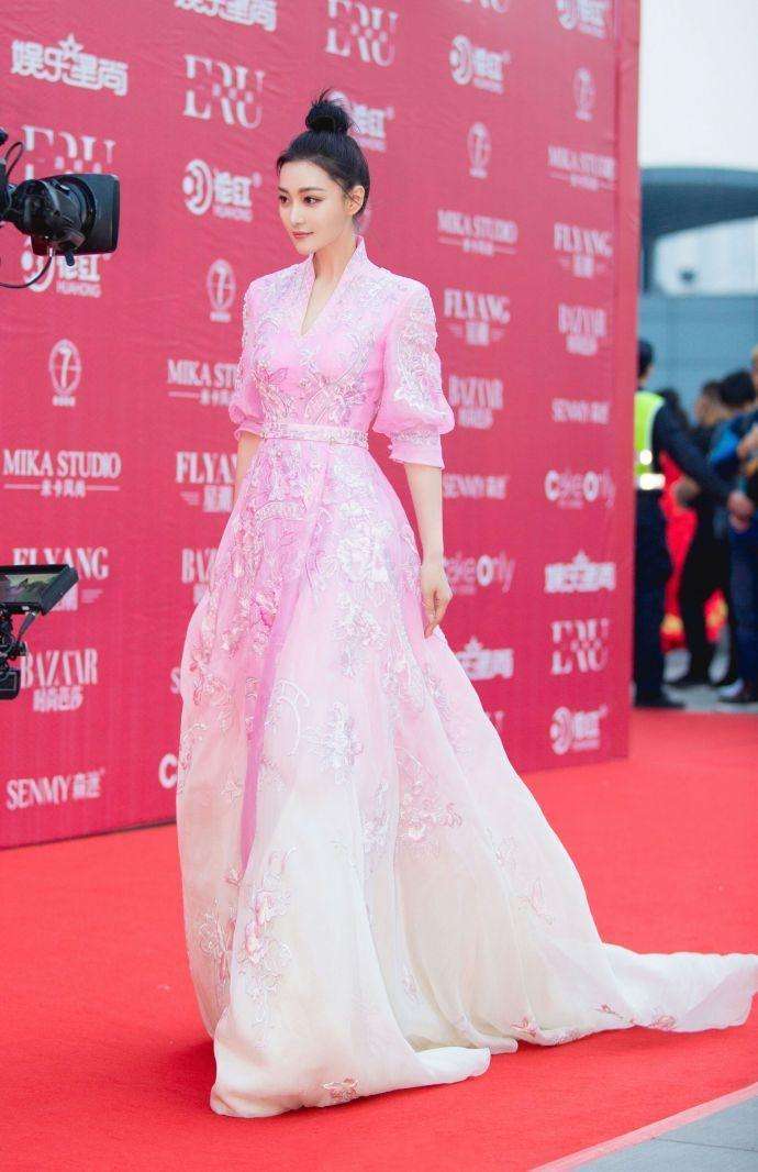 张馨予真敢穿, 鱼尾裙穿出曼妙身材, 网友: 这条裙很有魔力