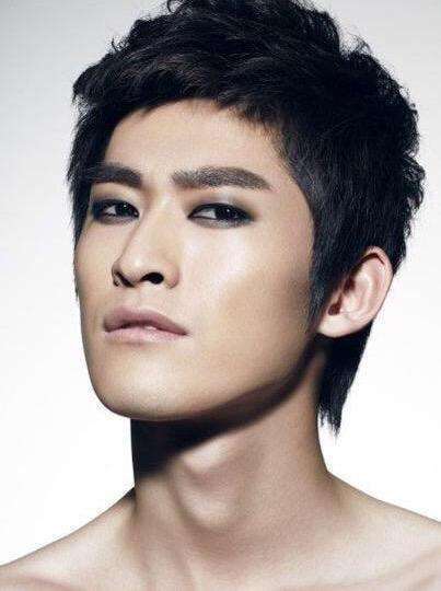 眼妆画到模糊性别，黄子韬为代表的男明星们中了什么毒？