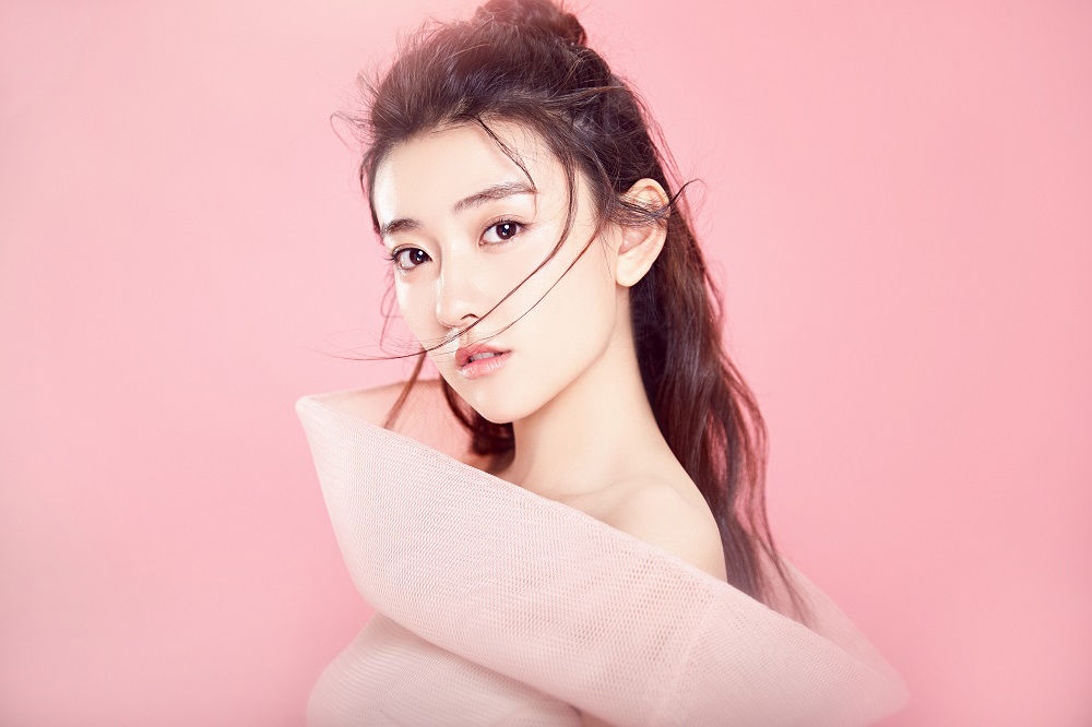 “倾世皇妃”梁洁夏日时尚写真，俏皮可爱